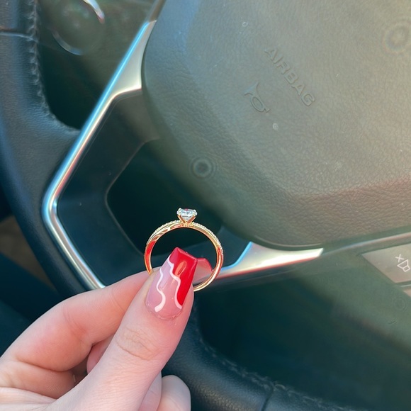 Gold ring - Picture 2 of 3